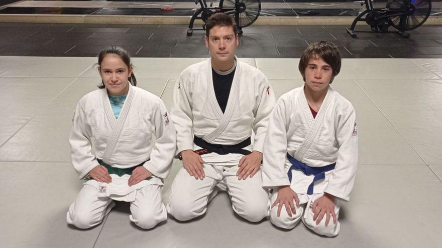 Lucas Oria y Rocío Castro, con su entrenador.