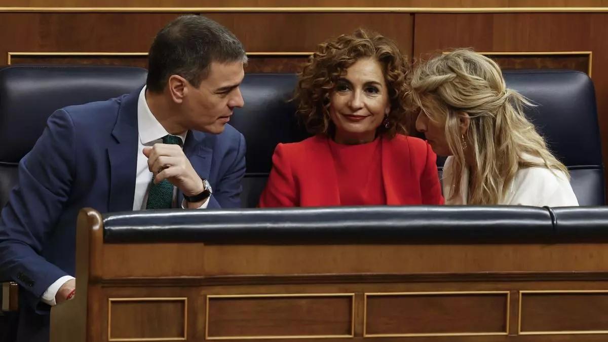 El presidente del Gobierno, Pedro Sánchez, conversa con las ministras María Jesús Montero y Yolanda Díaz.