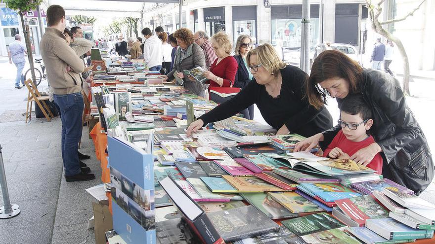 Xente, nunha feira do libro de Galicia. // Iñaki Osorio.