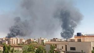 Escenas de destrucción desde la ventana de Omer Sharfy en Khartoum, Sudán. 