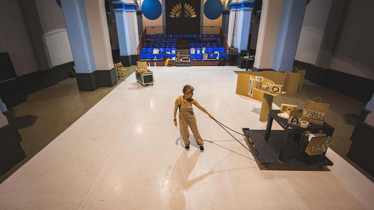 Raquel Ponce durante el ensayo de ‘Cuatro colores en blanco’, en la Sala Insular de Teatro.