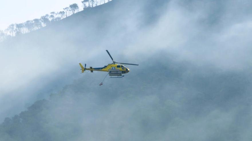 Un helicòpter treballant en el recent incendi a Capellades