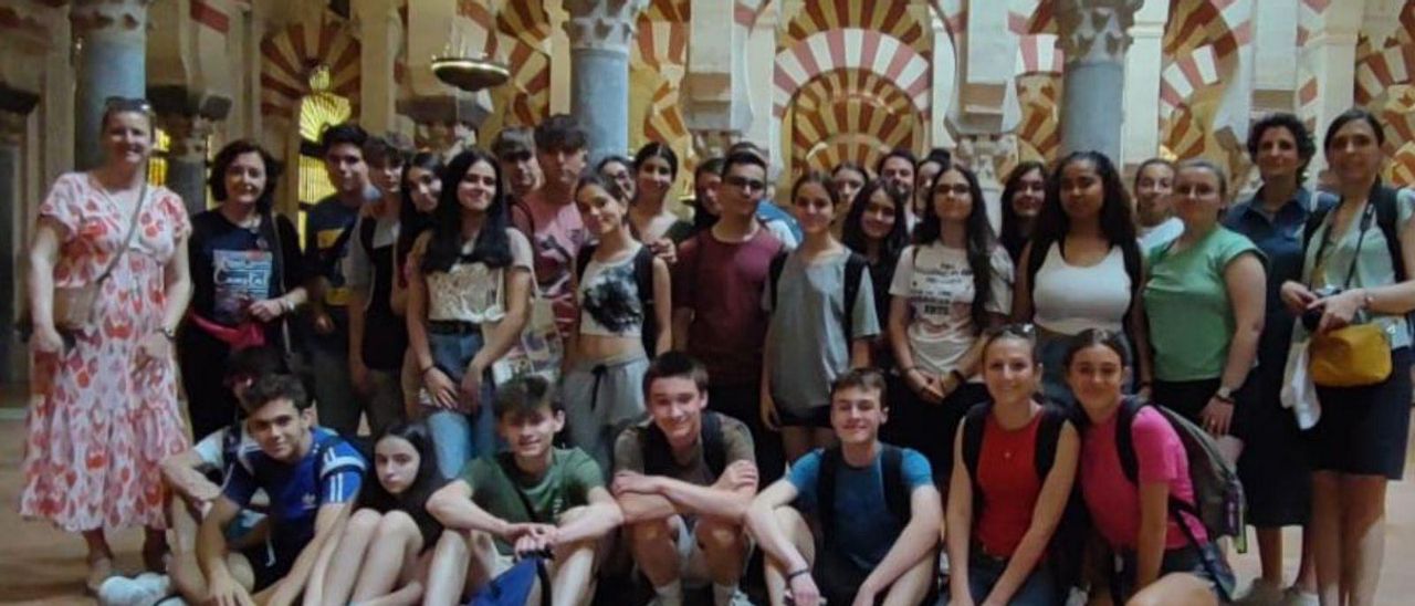 Alumnado del intercambio durante su visita a la Mezquita-Catedral.