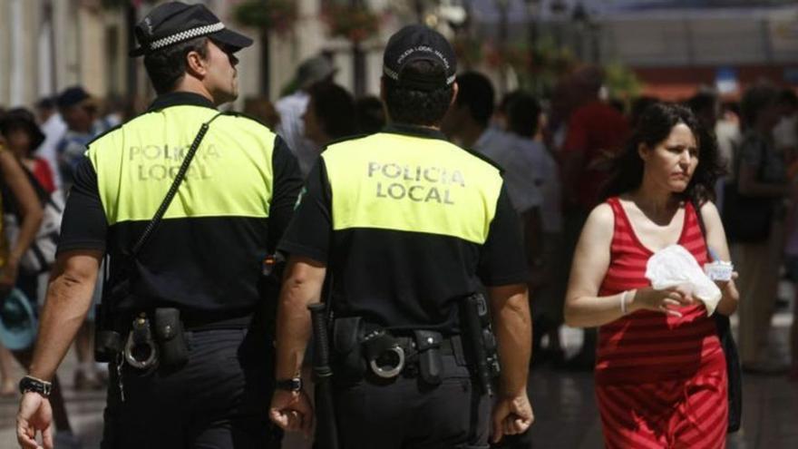 Una patrulla de policías locales en el centro de Málaga.