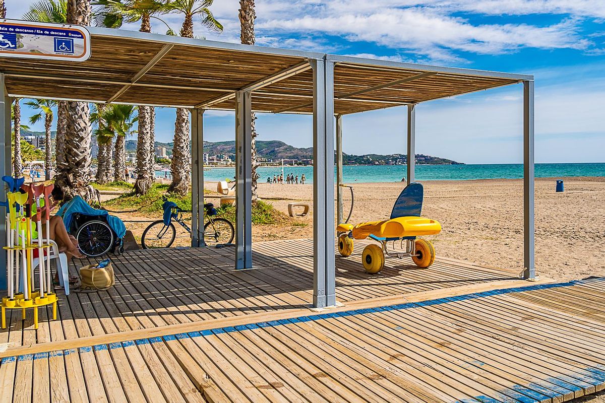El servicio de baño adaptado, completamente gratuito, estará disponible del 1 de julio hasta el 14 de septiembre en las cinco playas de Benicàssim: Heliòpolis, Els Terrers, Torre Sant Vicent, l’Almadrava y Voramar.
