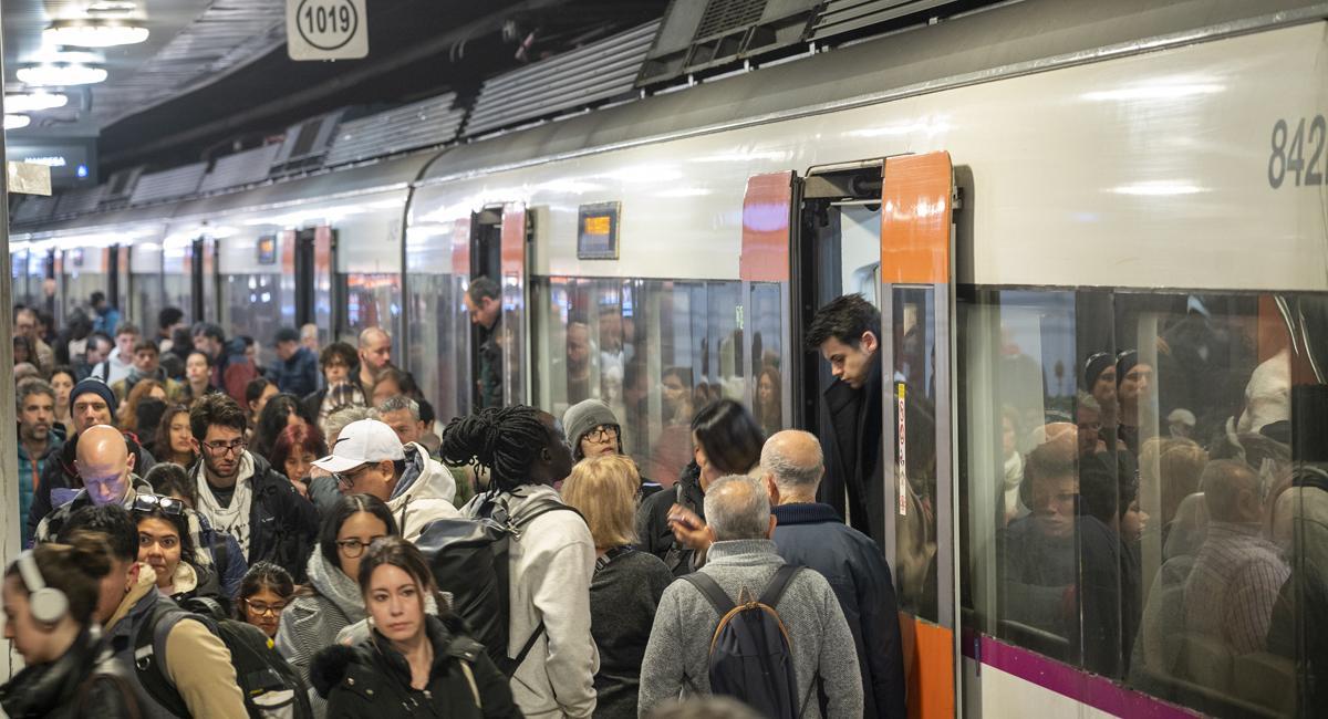 Pasajeros de Rodalies en la estación de Catalunya afectada a primera hora de la mañana por algunas incidencias tras la anulación de la huelga de Renfe. Fotografía de Jordi Cotrina