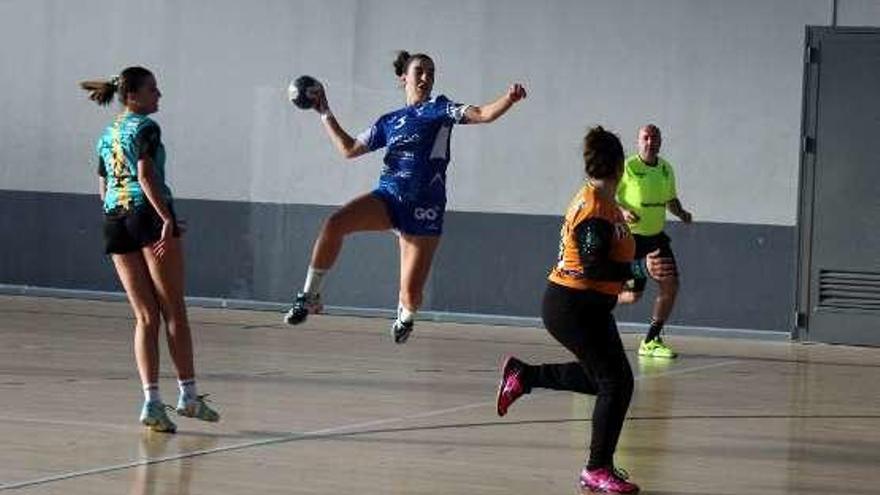 Celia Rojo lanza con la guardameta del Palencia fuera de su portería.