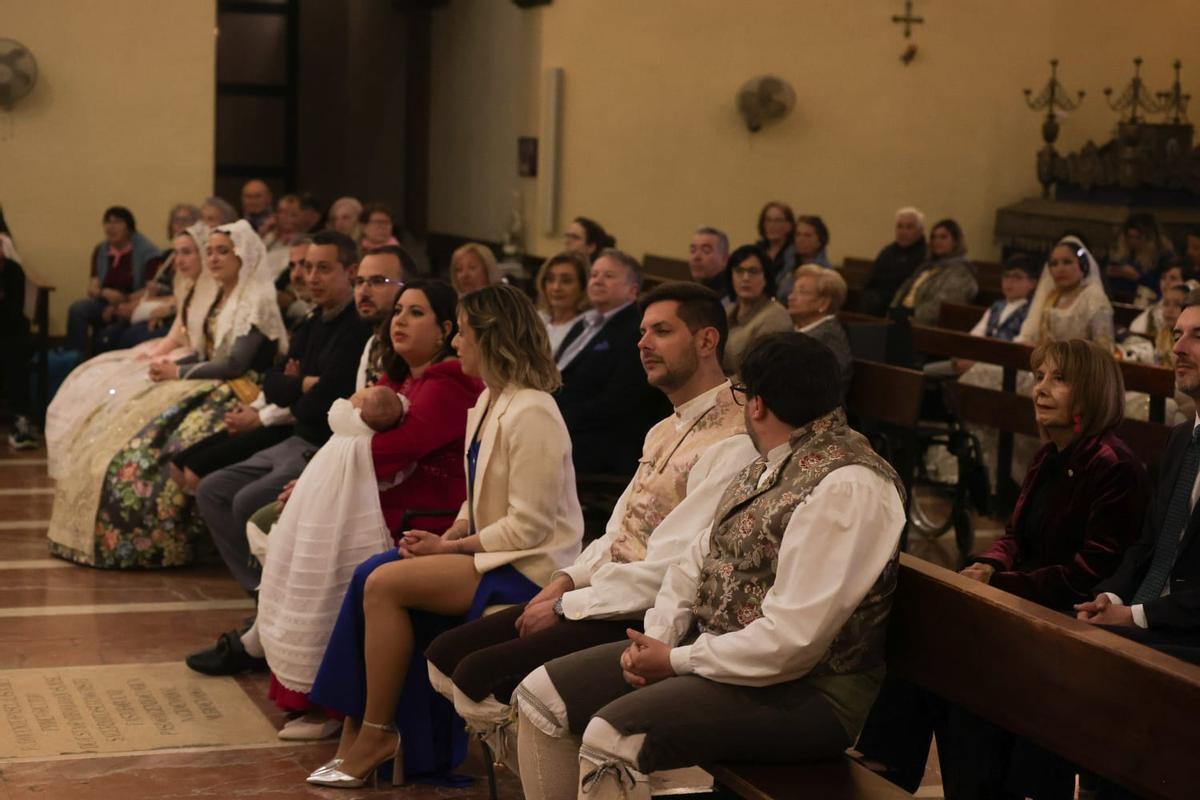 Las falleras mayores y las autoridades acompañan a la pequeña Lucía.