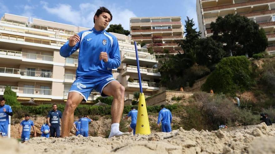 El Atlético Baleares se ejercita en la playa de Portals Nous pensando en el Espanyol B