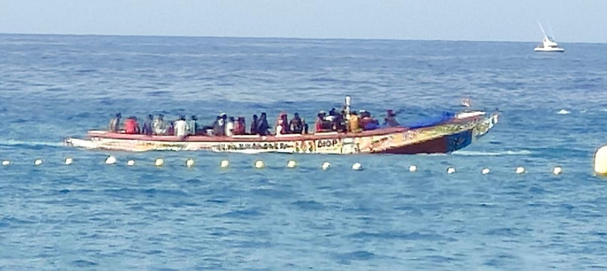 Un nuevo cayuco llega a Los Cristianos, Tenerife