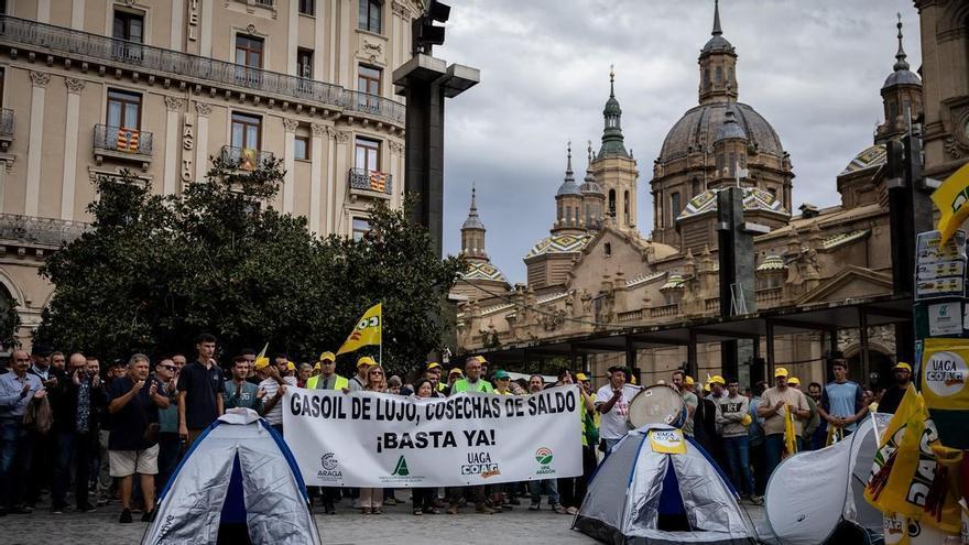 El campo aragonés también sale a las calles en la precampaña electoral: "El 40% del secano de Aragón se va a quedar sin sembrar por el precio del gasóleo"