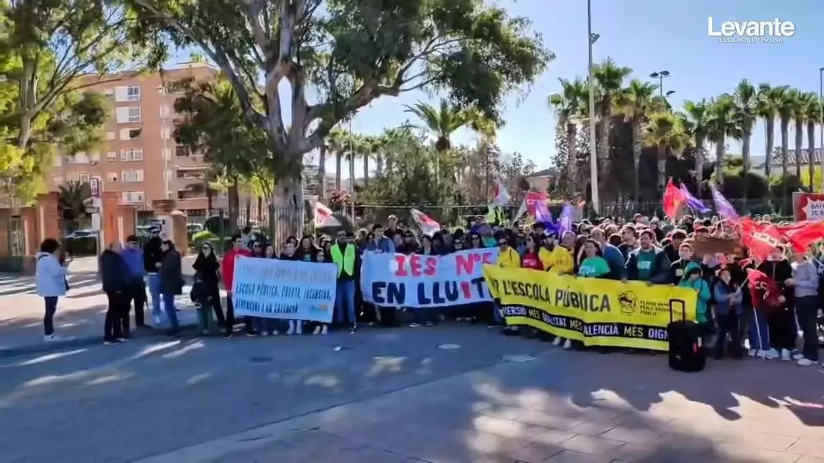 Sonora protesta en Sagunt "por la dignidad de la escuela pública"