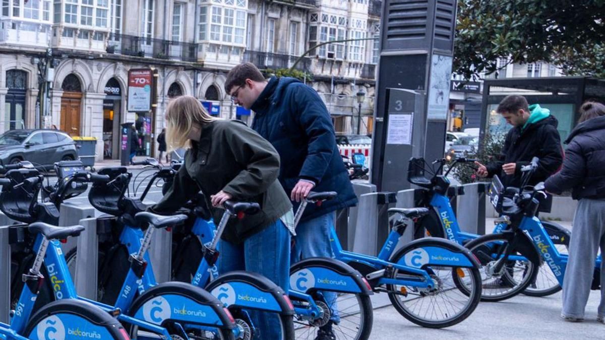 Usuarios de BiciCoruna, en la estación del servicio municipal en la plaza de Pontevedra. | | GERMÁN BARREIROS/ ROLLER AGENCIA