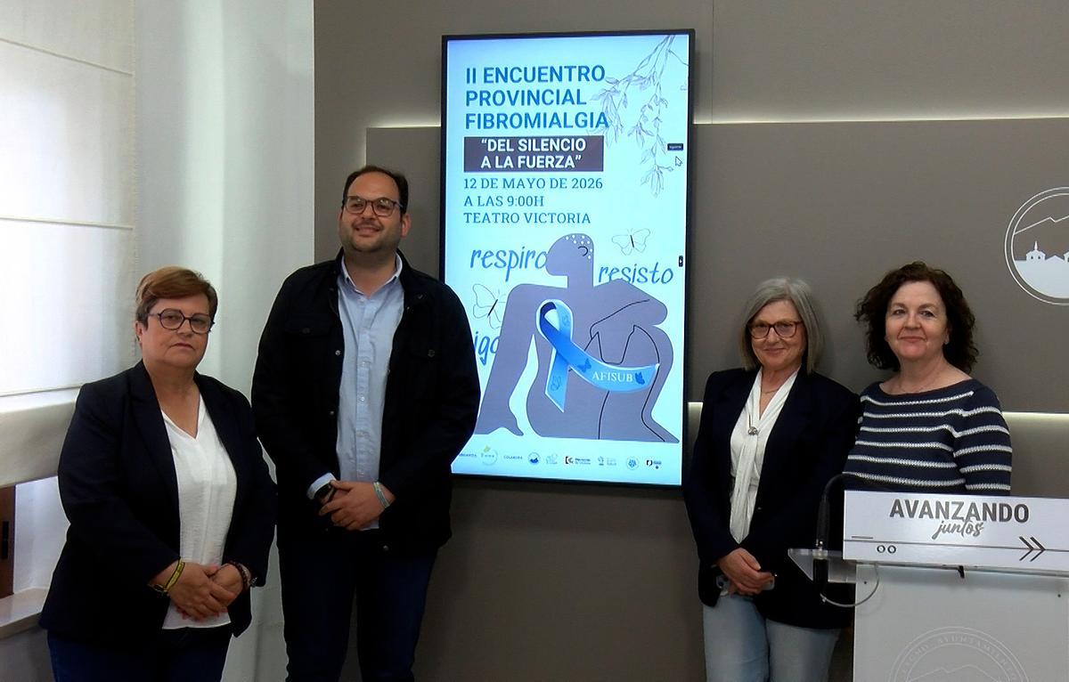 Organizadores y representantes políticos en la presentación dle encuentro sobre fibromialgia que se celebrará en Priego.