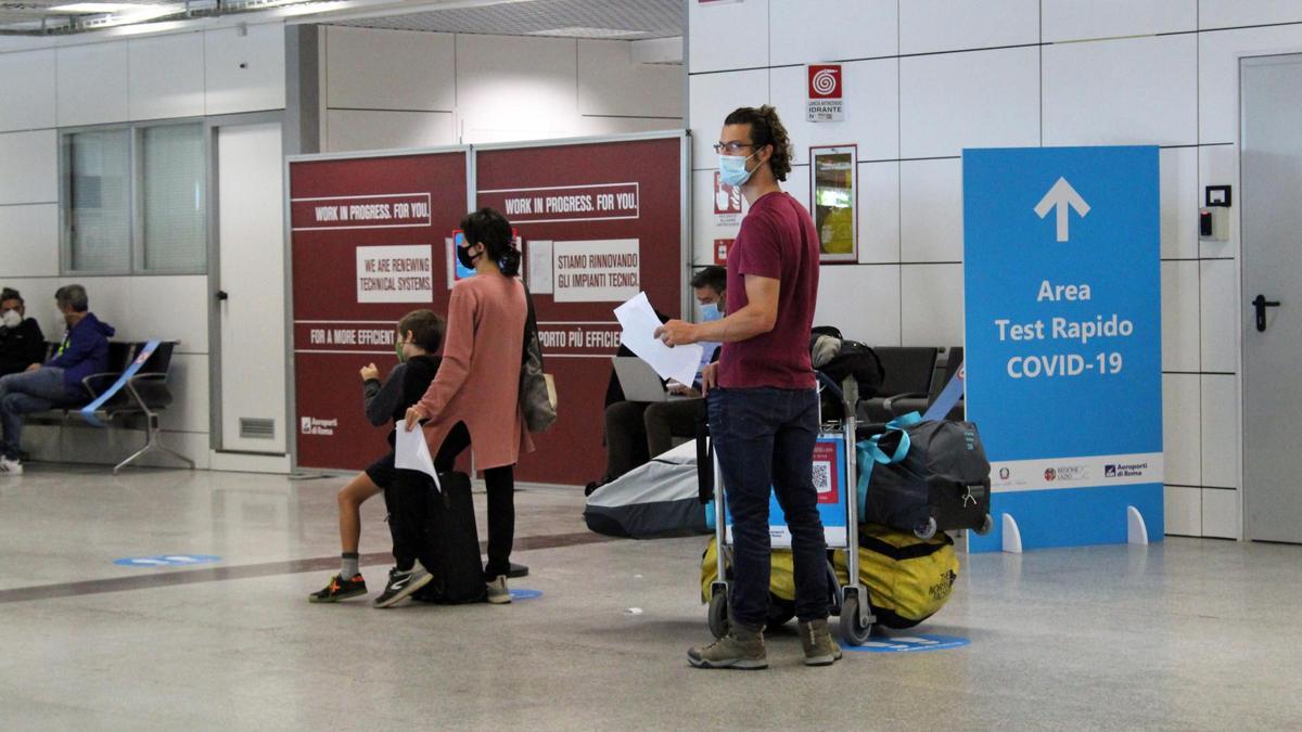 Pasajeros hacen cola para un test rápido de covid en Roma.