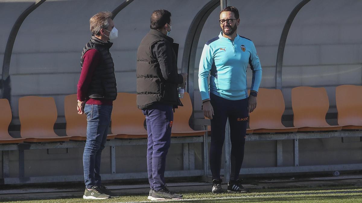 Bordalás habla con Miguel Ángel Corona y Anil Murthy durante un entrenamiento en Paterna