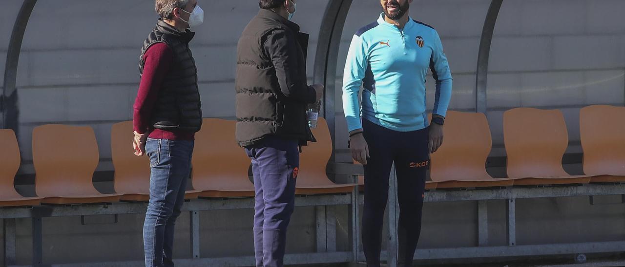 Bordalás habla con Miguel Ángel Corona y Anil Murthy durante un entrenamiento en Paterna