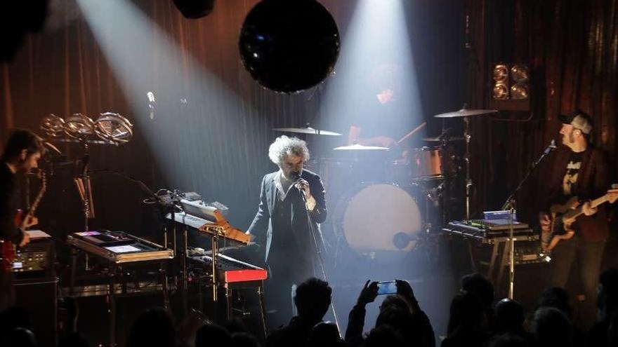 Un momento de la actuación de &quot;León Benavente&quot; anoche, en Gijón, con Abraham Boba en el centro de la imagen.