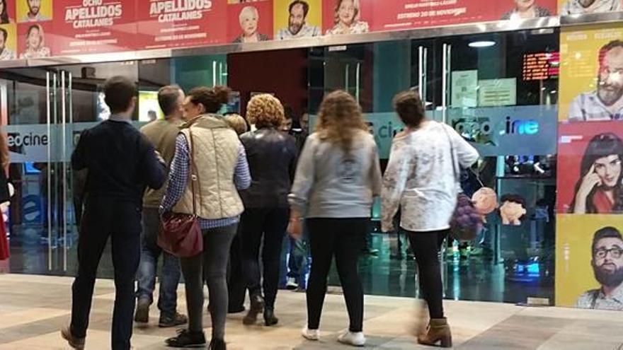 Los espectadores acceden a los cines del Thader