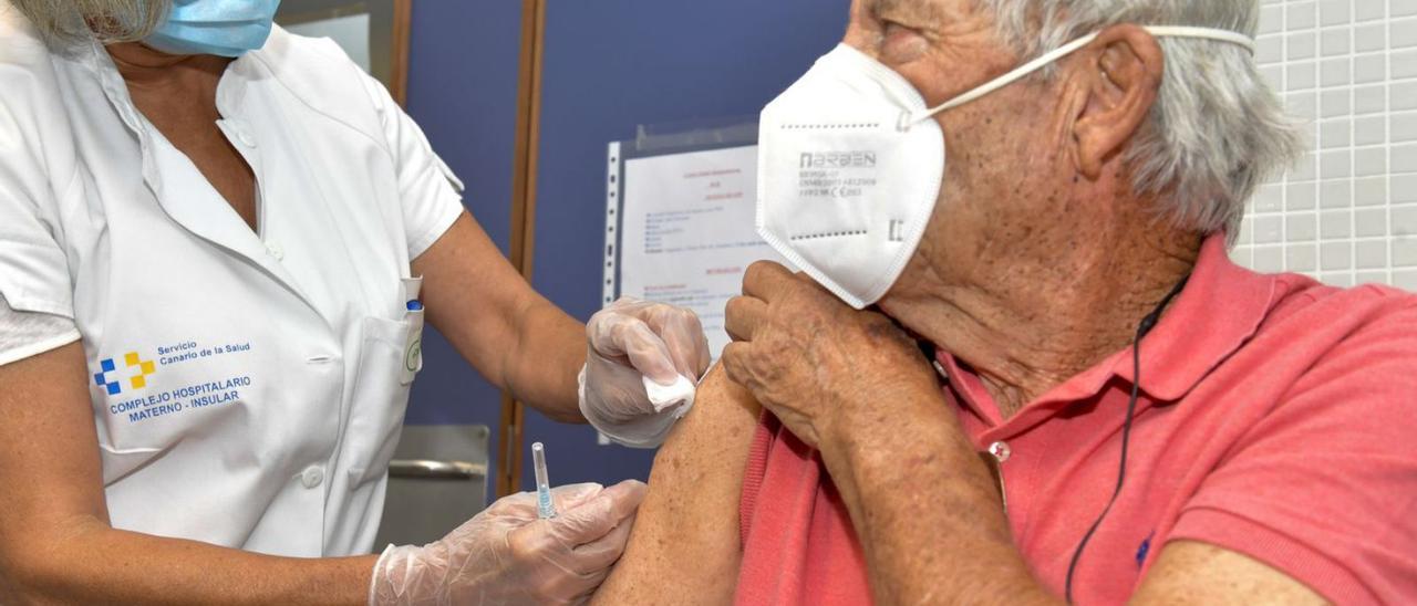 Vacunación de la dosis de refuerzo realizada a las personas mayores. | |