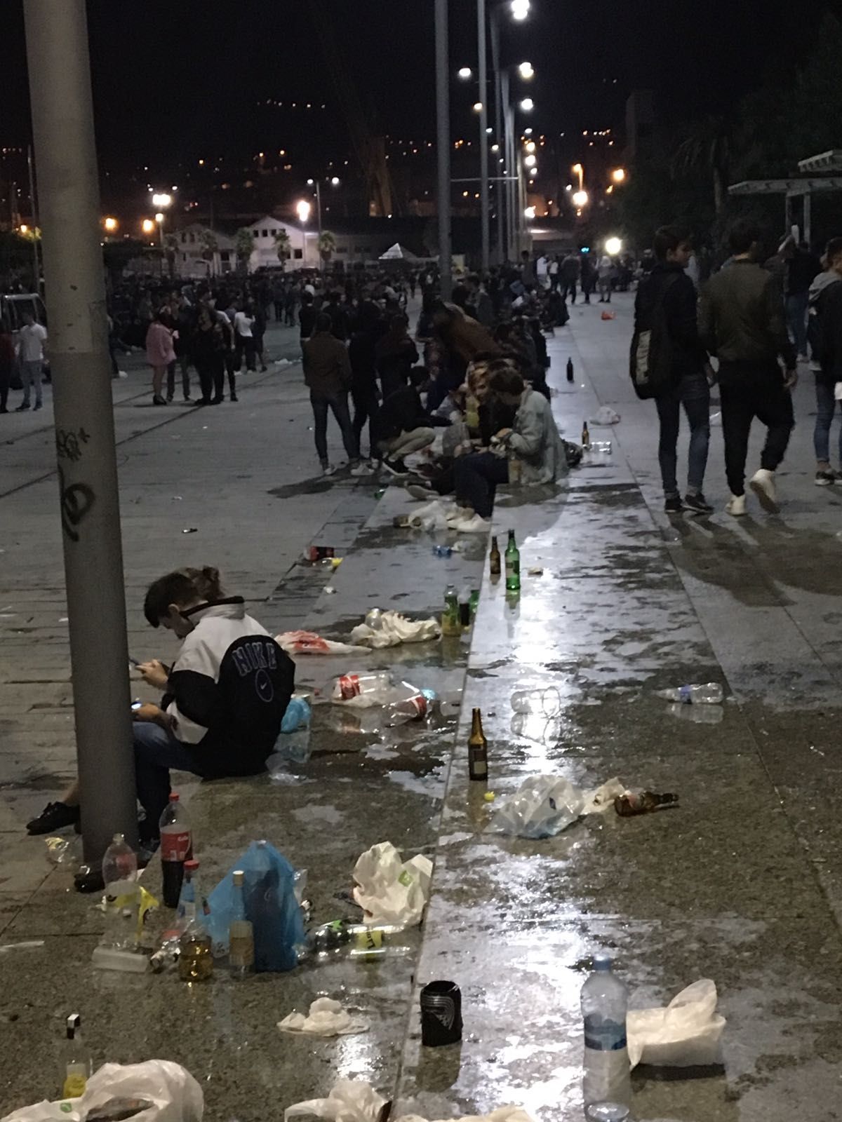 Imagen de archivo de jóvenes haciendo botellón en el entorno de As Avenidas