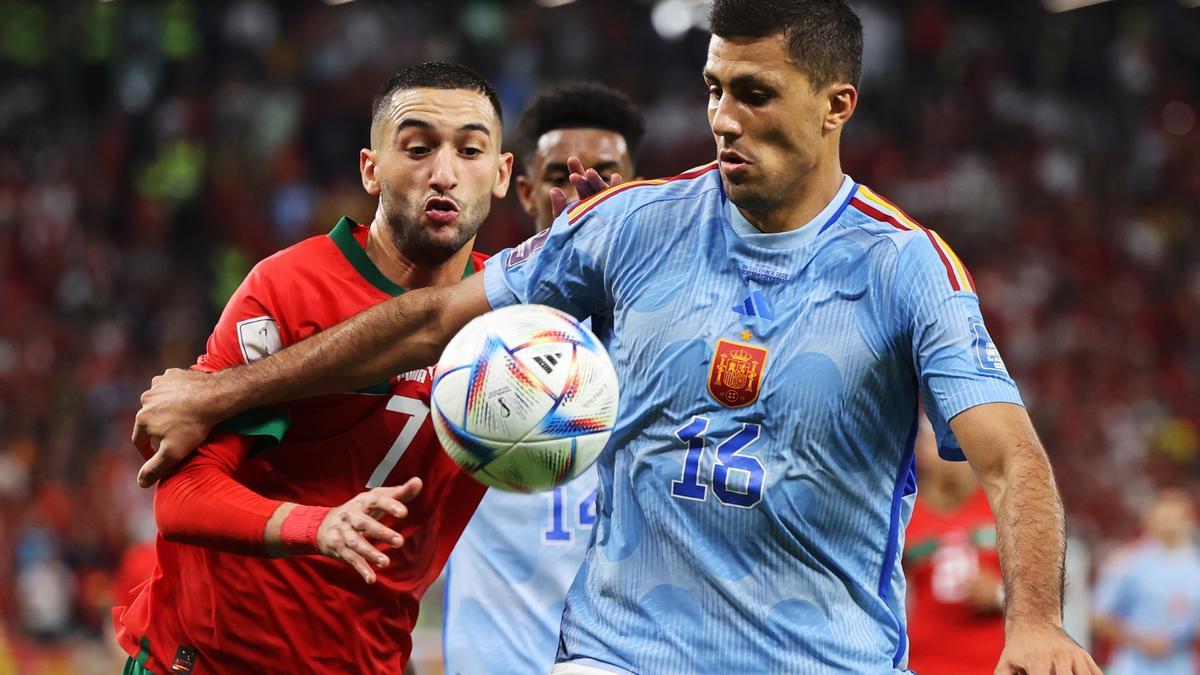Rodri protege un balón frentye un rival marroquí.