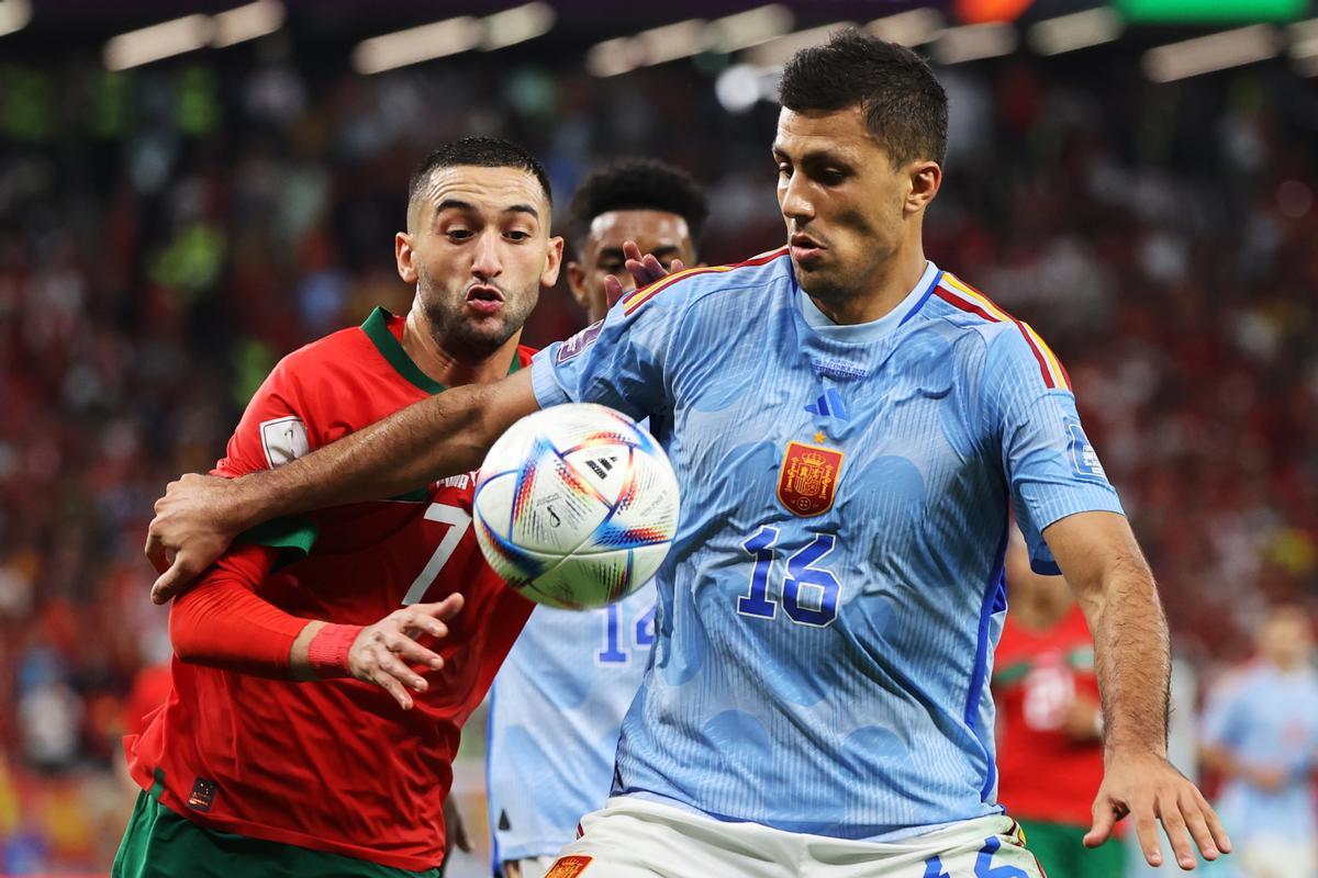 Rodri protege un balón frentye un rival marroquí.