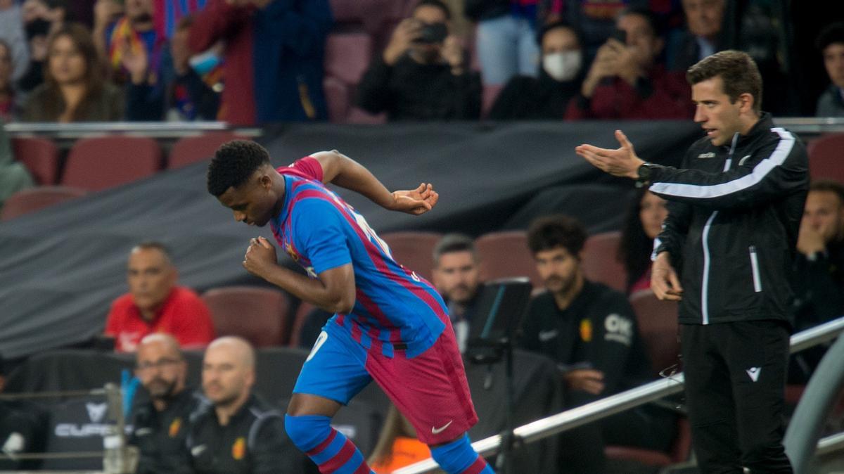 Ansu Fati entra en el Camp Nou para jugar los minutos finales del Barça-Mallorca.