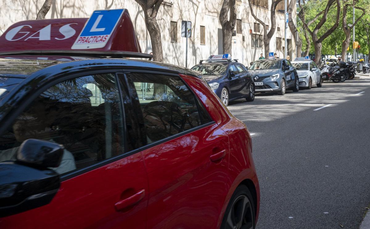 Coches de autoescuela en el centro de Barcelona