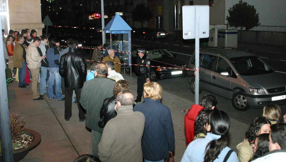 Toma de huellas en la
cabina desde la que
realizó la llamada. 
|  Bernabé