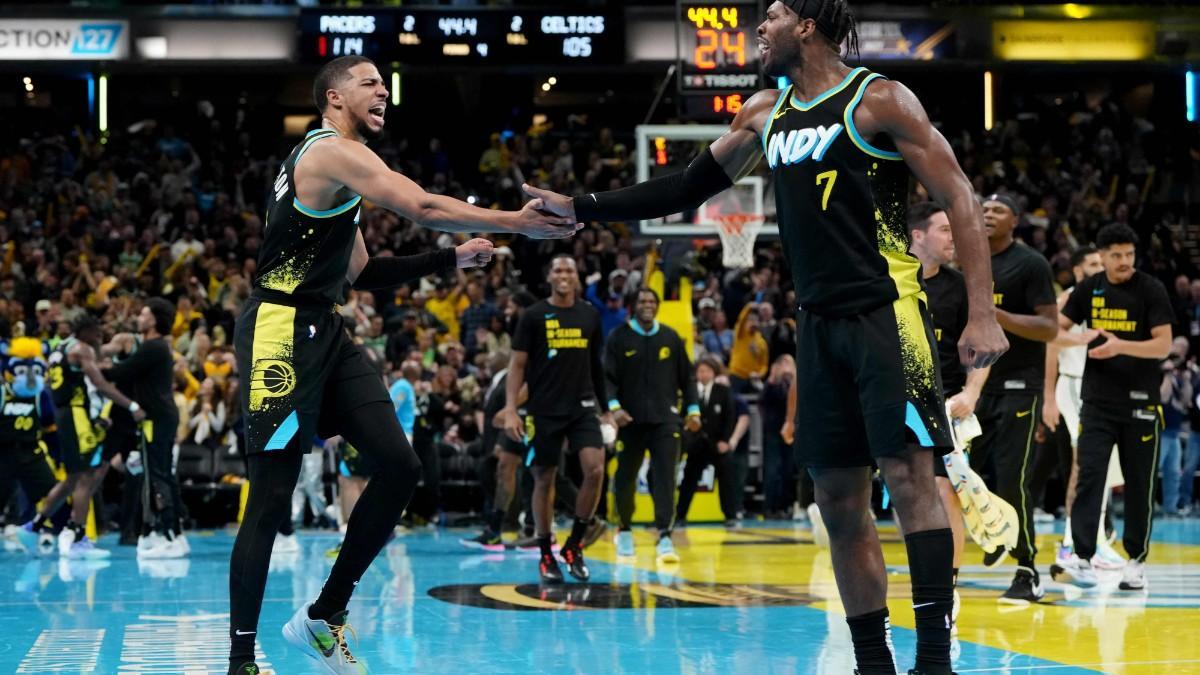 Tyrese Haliburton y Buddy Hield, de los Indiana Pacers, tras ganar a los Boston Celtics