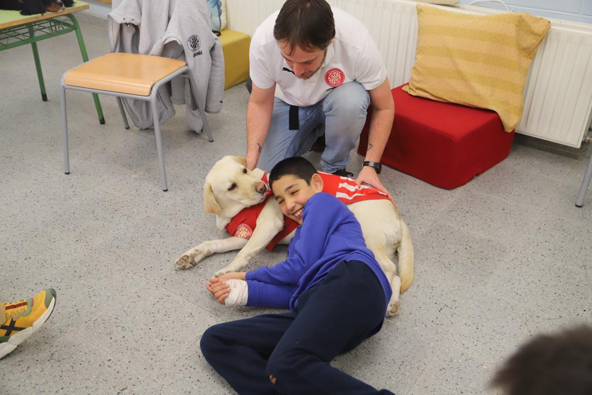 Un alumne participant en una sessió a l’escola Jaume Vicens i Vives de Roses.