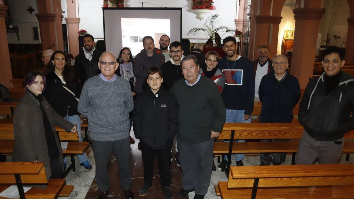 Manolo Gómez y Manolo Varo, tras la misa homenaje celebrada en la iglesia de San Acisclo.