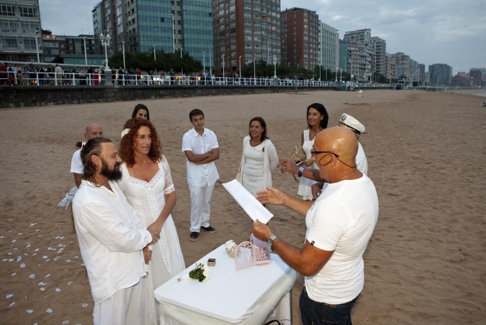 Boda ibicenca en la playa de Gijón