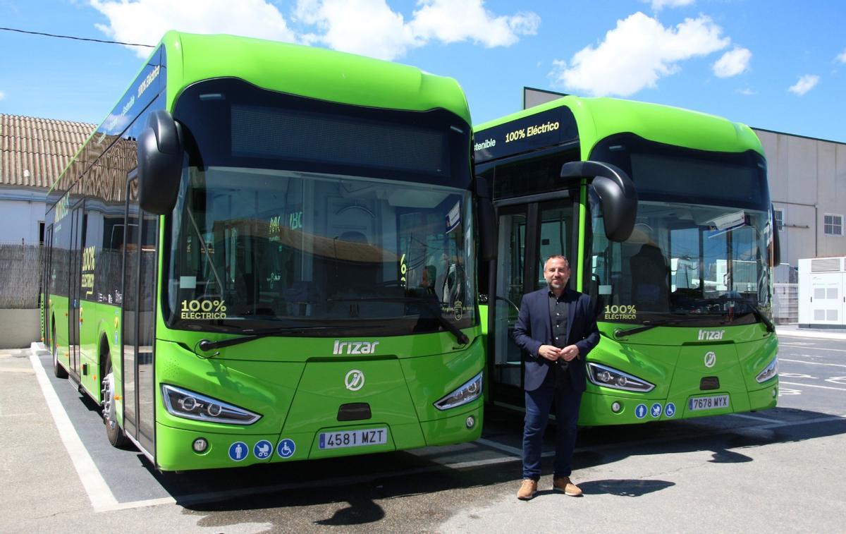 El director general de Movilidad y Transportes, José Antonio Verdú, junto a los dos autobuses 100 por 100 eléctricos que están en pruebas en la ruta de Molina de Segura a Murcia
