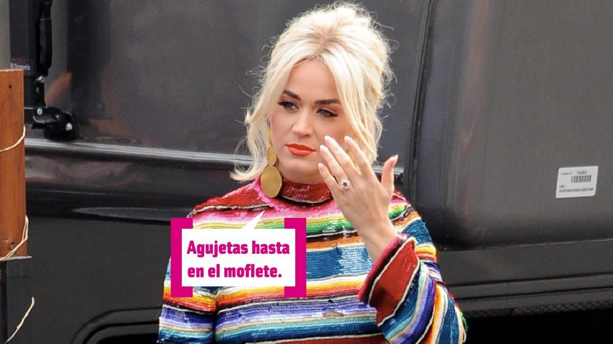 Katy Perry tocándose el moflete