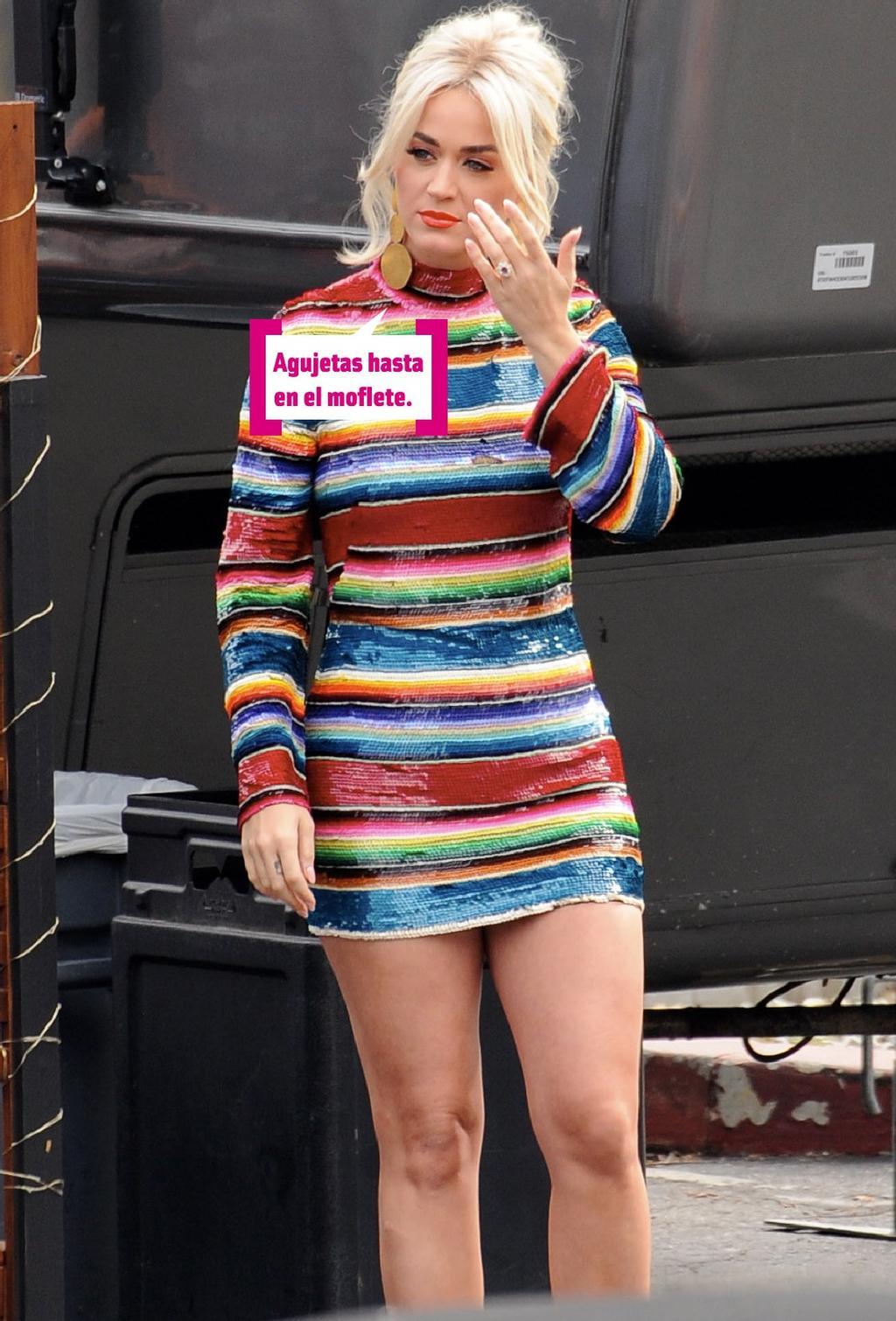 Katy Perry tocándose el moflete