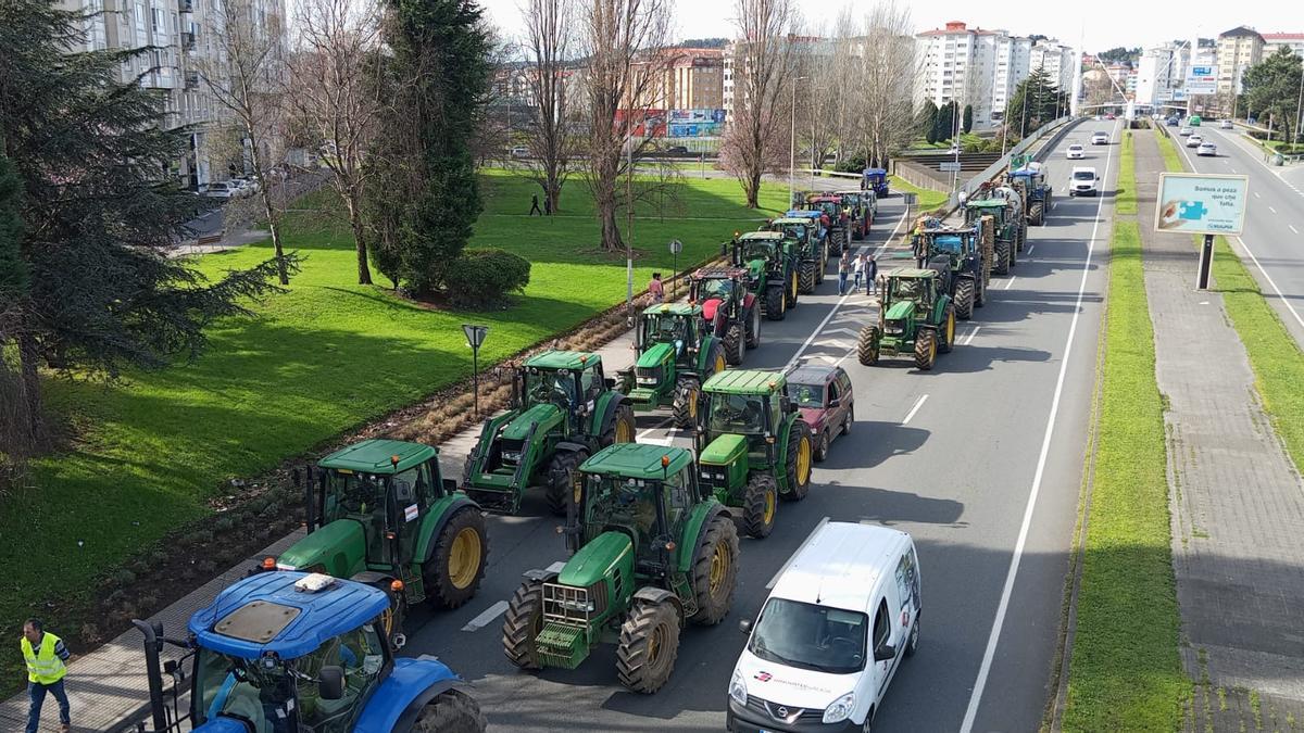 Tractores, este mediodía, en la avenida de San Cristóbal, en A Coruña.