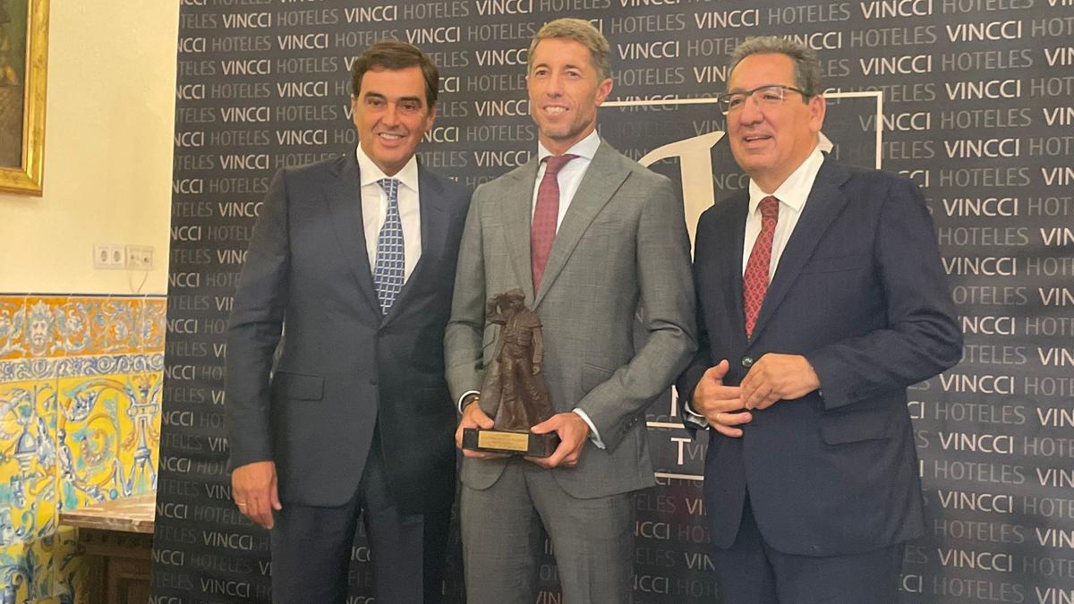 Manuel Escribano (c) junto a Antonio Pulido, presidente de la Fundación Cajasol (d) y al presidente del jurado.