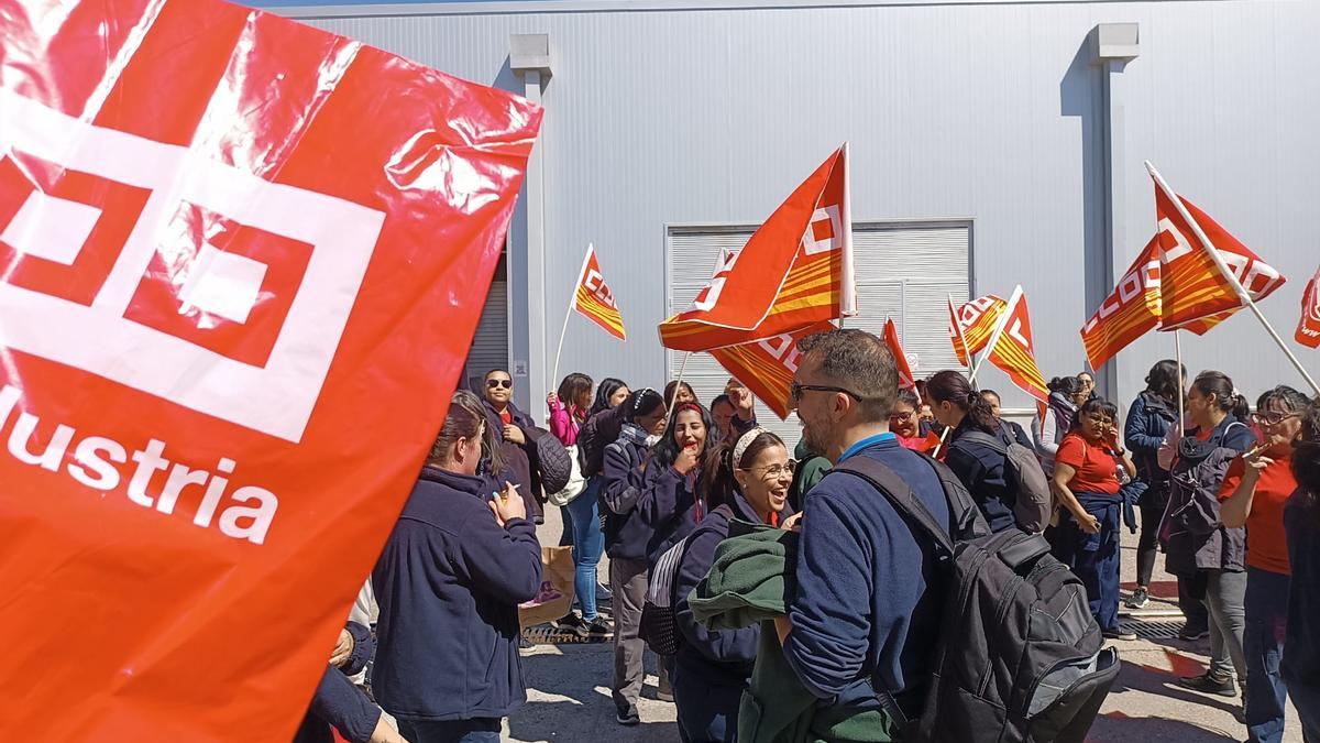 La concentración de los trabajadores durante la huelga de una hora por turno.