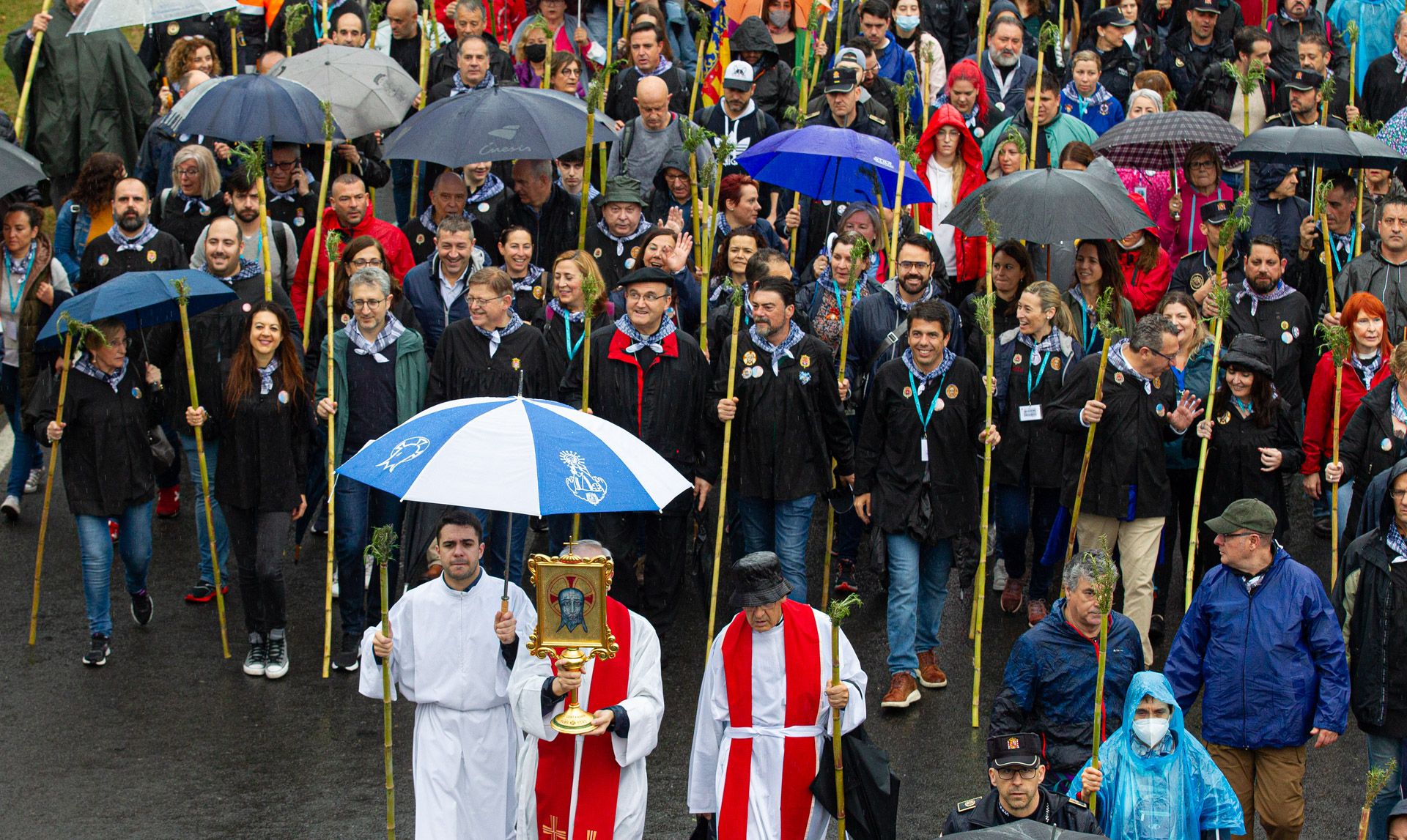 La lluvia no puede con la tradición