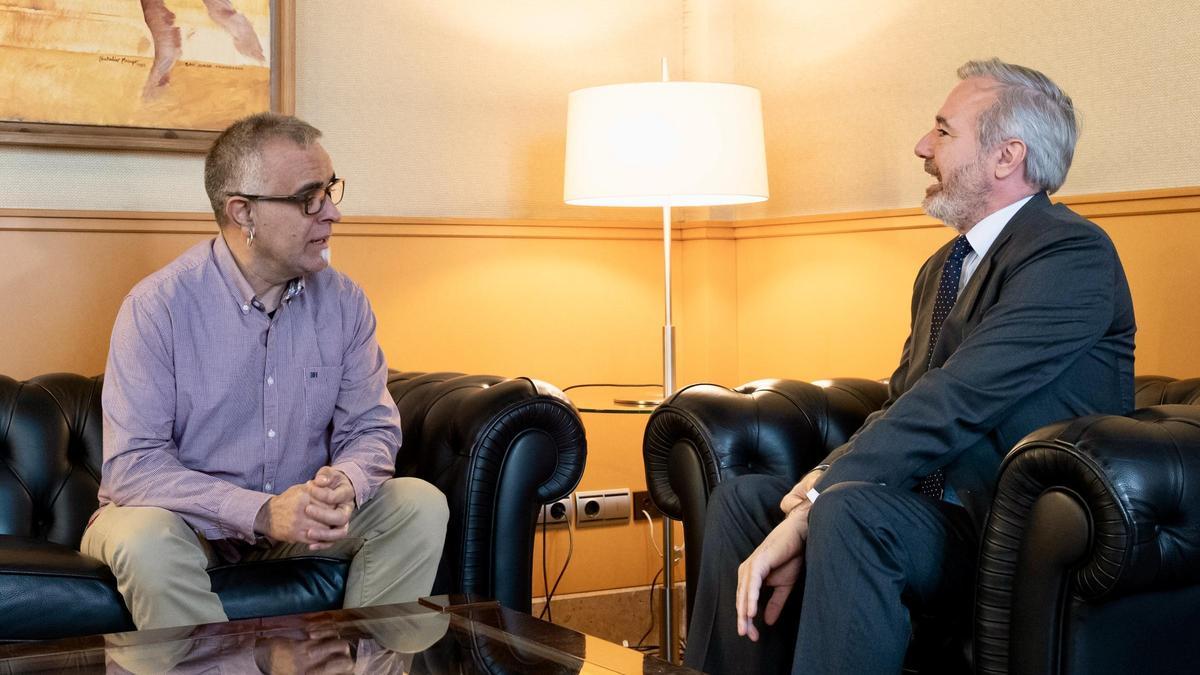 El portavoz de Podemos, Andoni Corrales, charla con el presidente de Aragón, Jorge Azcón.
