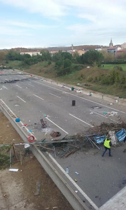 Neteja de l'AP-7 després del tall dels manifestants