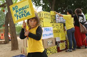 Una nena porta un pancarta durant la vaga contra les retallades en l’ensenyament, en un col·legi de Barcelona.