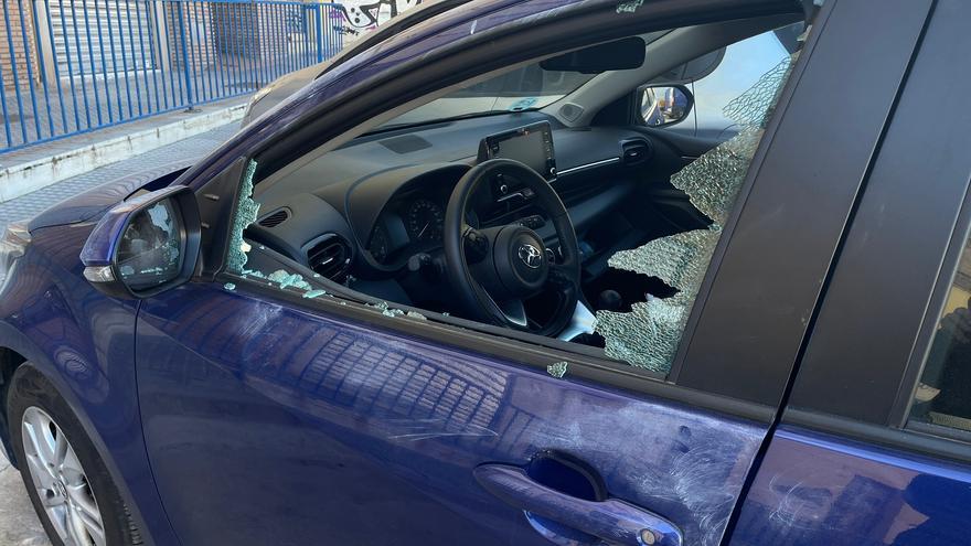 Rompen las ventanillas de más de medio centenar de coches en la barriada de Suárez
