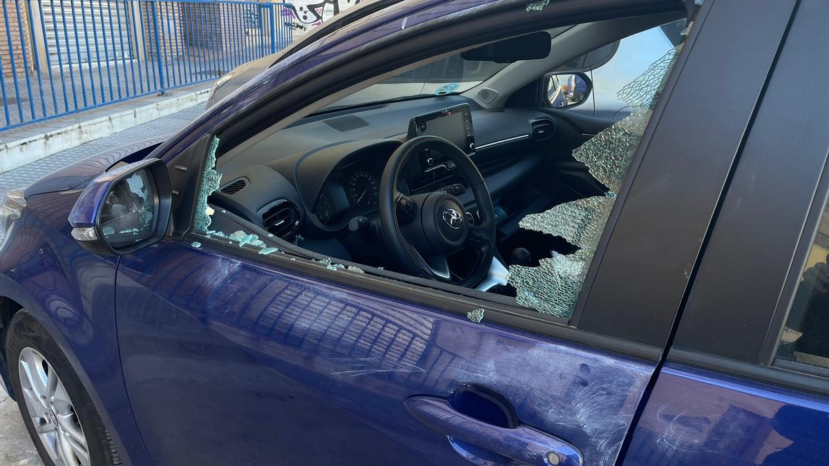 Rompen las ventanillas de más de medio centenar de coches en la barriada de Suárez.