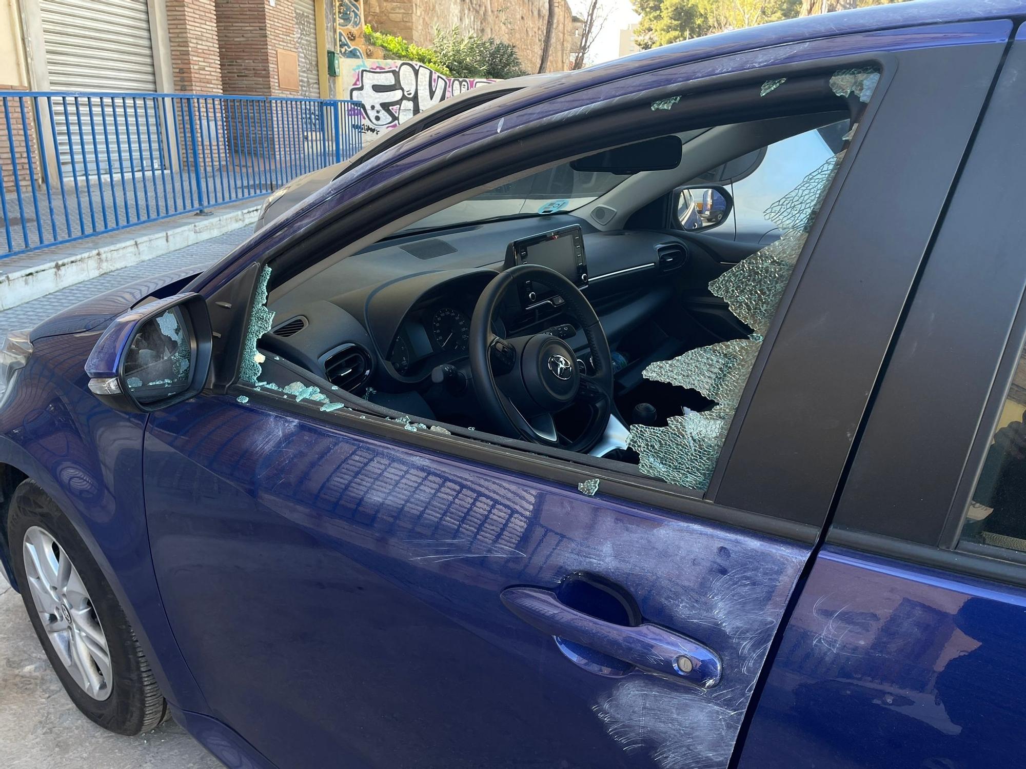 Rompen las ventanillas de más de medio centenar de coches en la barriada de Suárez