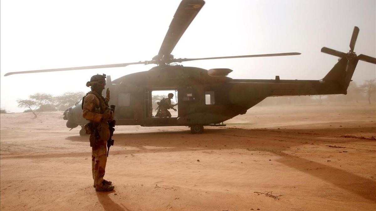 Un soldado francés espera frente a un helicóptero en Mali.