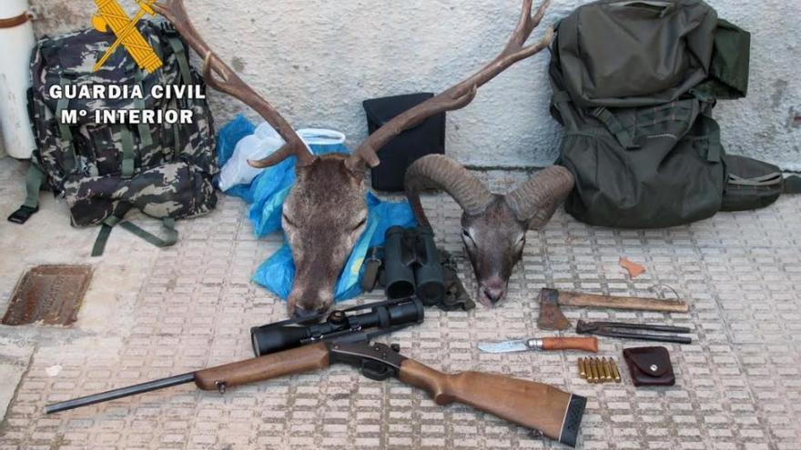 Denunciados dos furtivos tras sorprenderlos con rifles y trofeos de caza