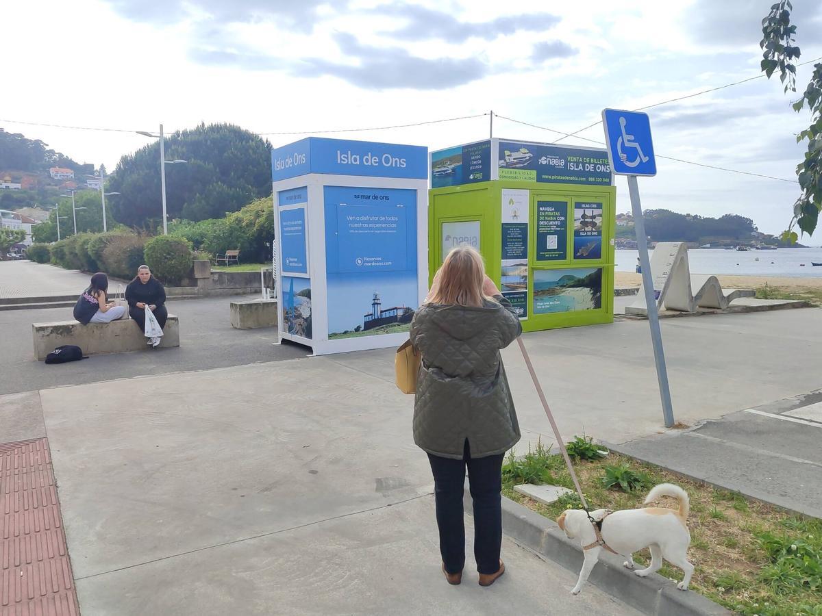 Las casetas de las dos navieras que realizan viajes desde Bueu a Ons, este jueves, en su nueva ubicación.